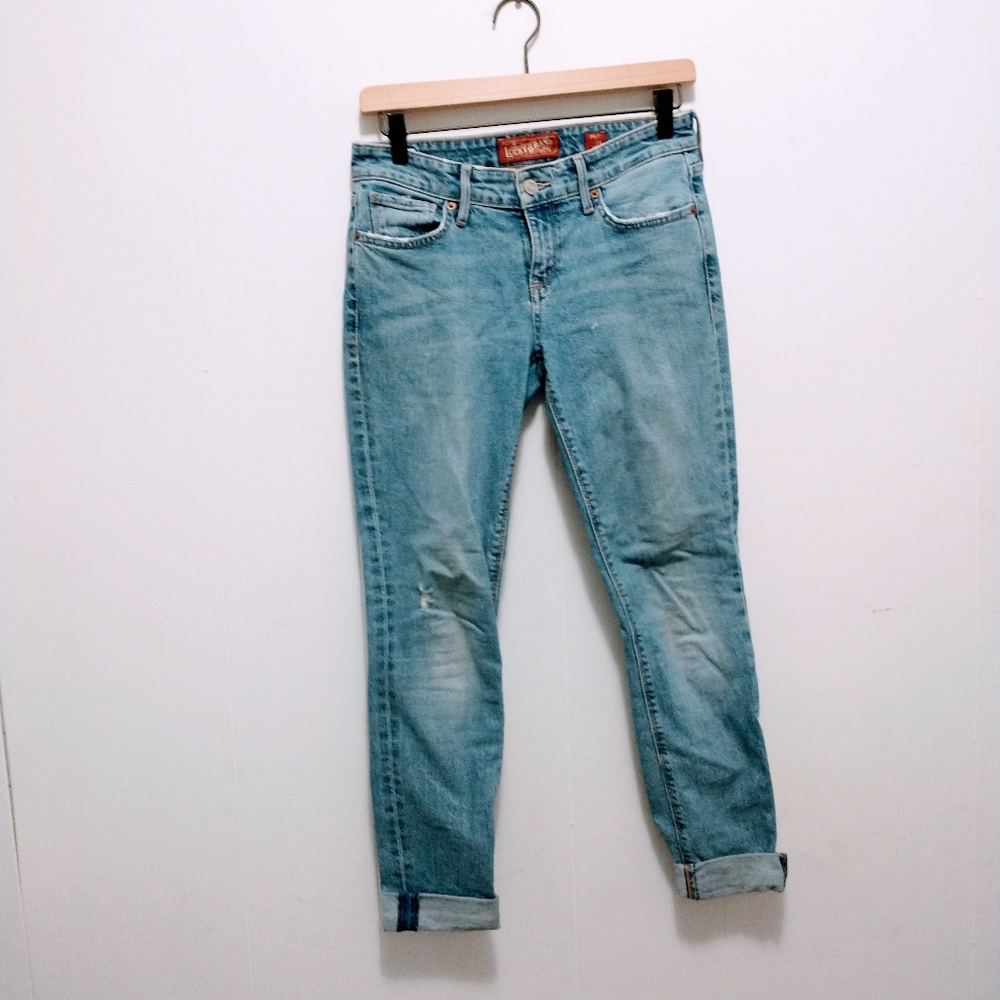 Lucky brand light wash distressed jeans